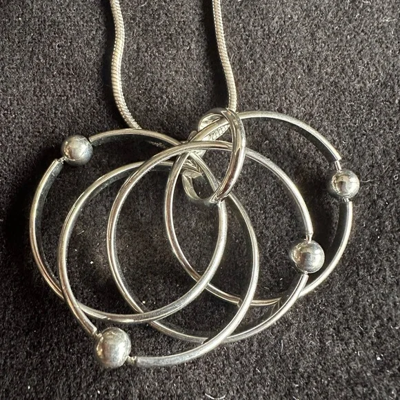 Pretty silver tone circles necklace - Picture 3 of 5